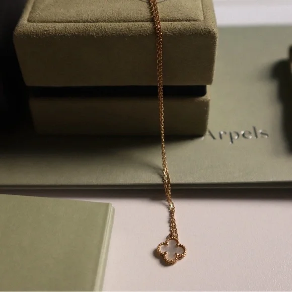 Sweet Alhambra pendant, 18K yellow gold, white mother-of-pearl. - Picture 4 of 4